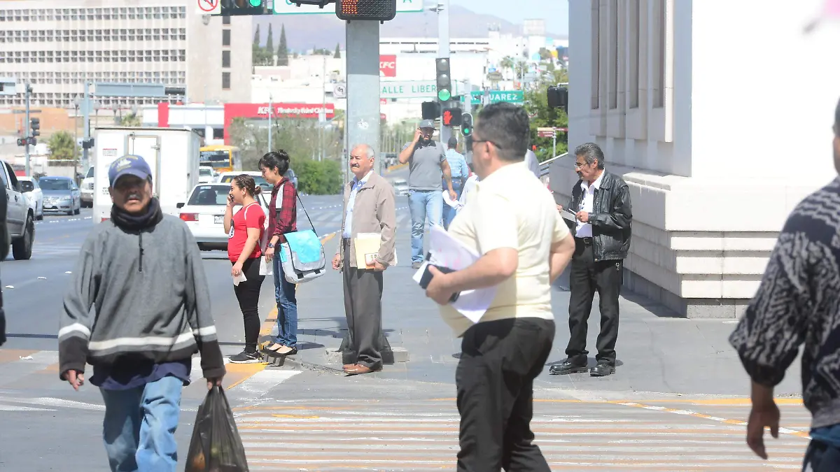 peatones cruzan en semaforo en rojo el cruce por la av. carranza (1)